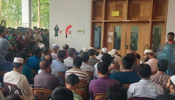 আমরণ অনশনে কুয়েট শিক্ষার্থীরা