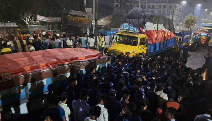 সাভারে বকেয়া বেতনের দাবিতে শ্রমিকদের মহাসড়ক অবরোধ  