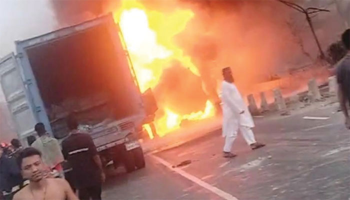 সাভারে তেলের লরি উল্টে আগুন : মৃতের সংখ্যা বেড়ে ৩