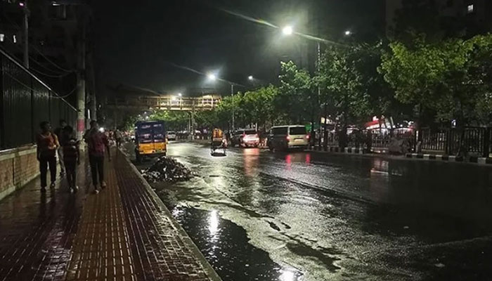ঝড়ো হাওয়ার পর রাজধানীতে স্বস্তির বৃষ্টি