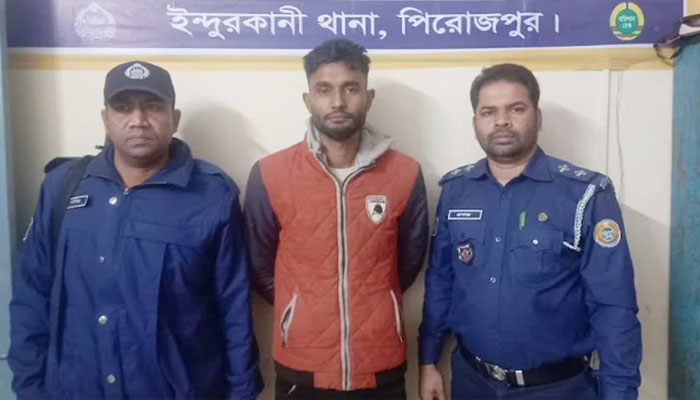 পিরোজপুরে মাকে গাছে বেঁধে ঘরে আগুন দিল ছেলে